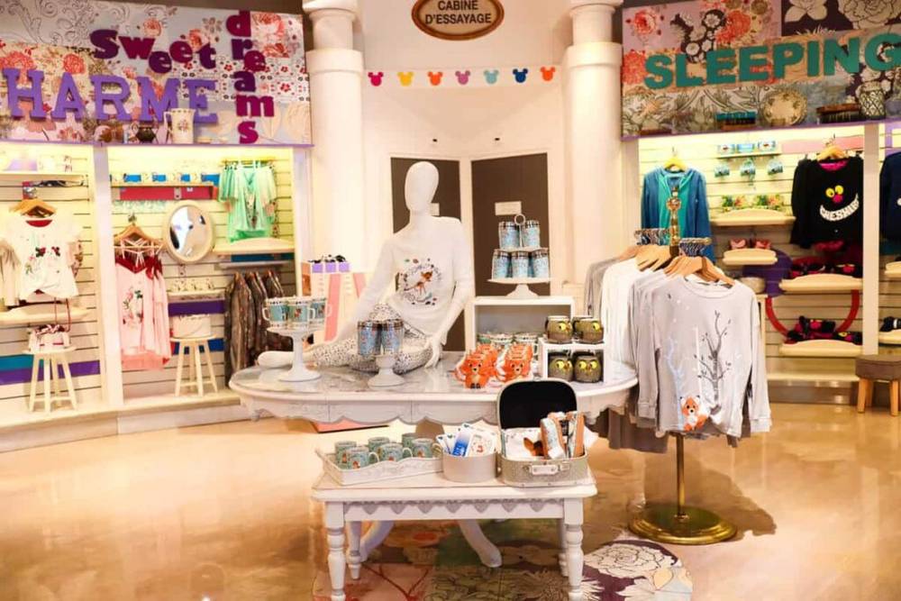 Découvrez la mode Disney dans la boutique « Sweet Dreams » de Disneyland située dans Disney Village.