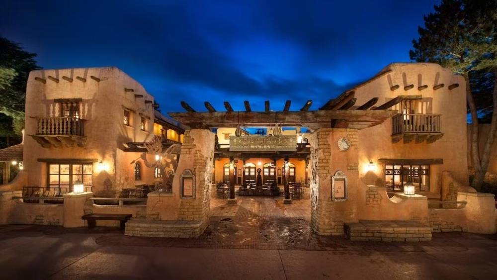 L'entrée d'un charmant restaurant en pisé la nuit, qui rappelle l'atmosphère enchanteresse de la Casa de Coco à Disneyland Paris.