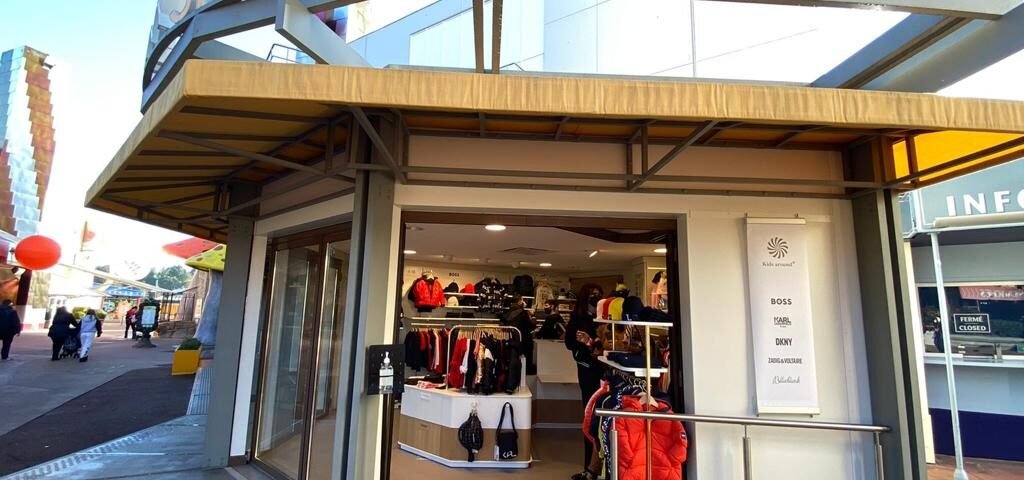 Les Tiny Shops de Disney Village, présentant une devanture avec une enseigne pour un magasin de vêtements.