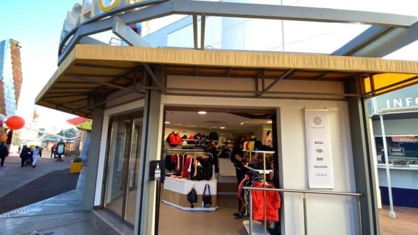 Les Tiny Shops de Disney Village, présentant une devanture avec une enseigne pour un magasin de vêtements.