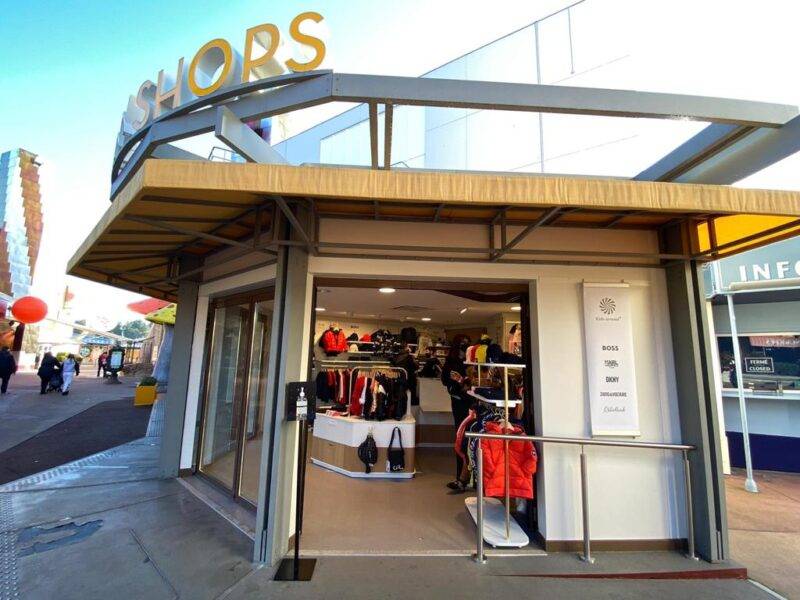 Les Tiny Shops de Disney Village, présentant une devanture avec une enseigne pour un magasin de vêtements.