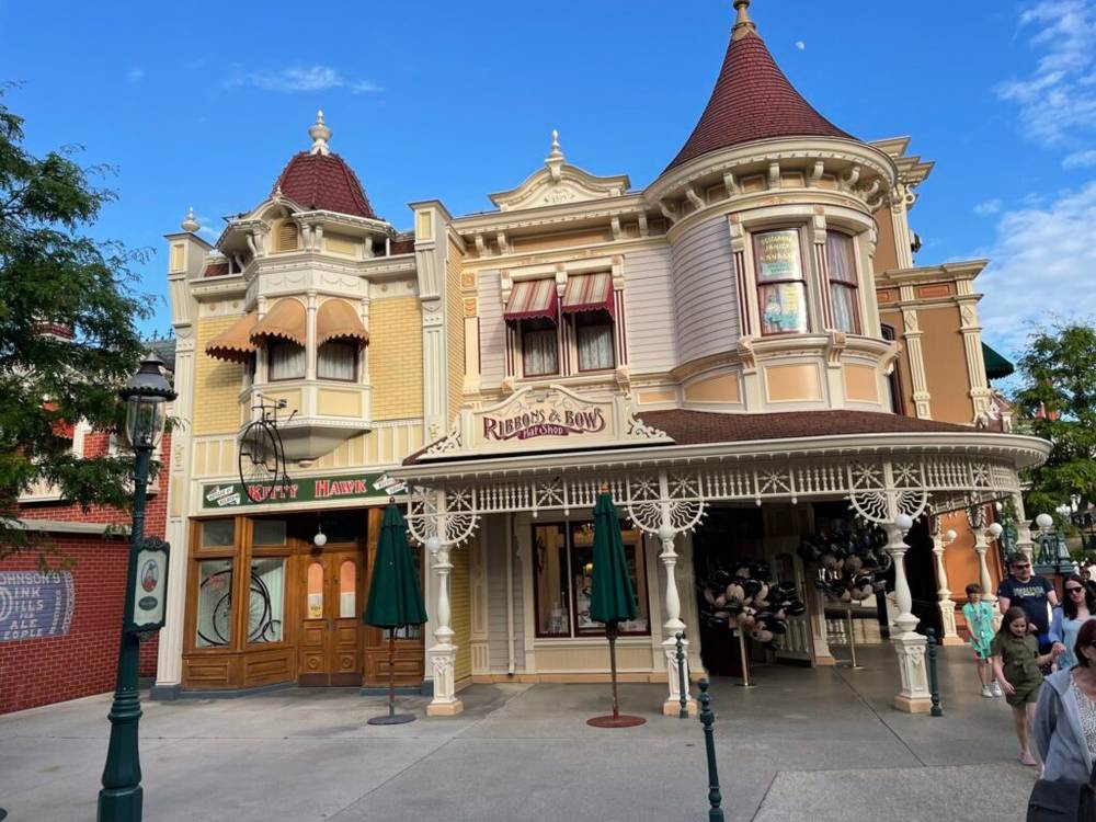 Découvrez la magie de Disneyland Resort, avec ses attractions emblématiques et ses personnages bien-aimés. Du monde enchanteur de Walt Disney World au charmant magasin de chapeaux Ribbons and Bows, plongez-vous