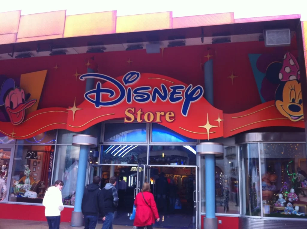 Bienvenue au Disney Village, un lieu magique qui abrite l'emblématique Disney Store.