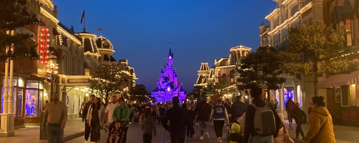 Disneyland Paris après la tombée de la nuit.
Mots-clés : ouverture, horaire