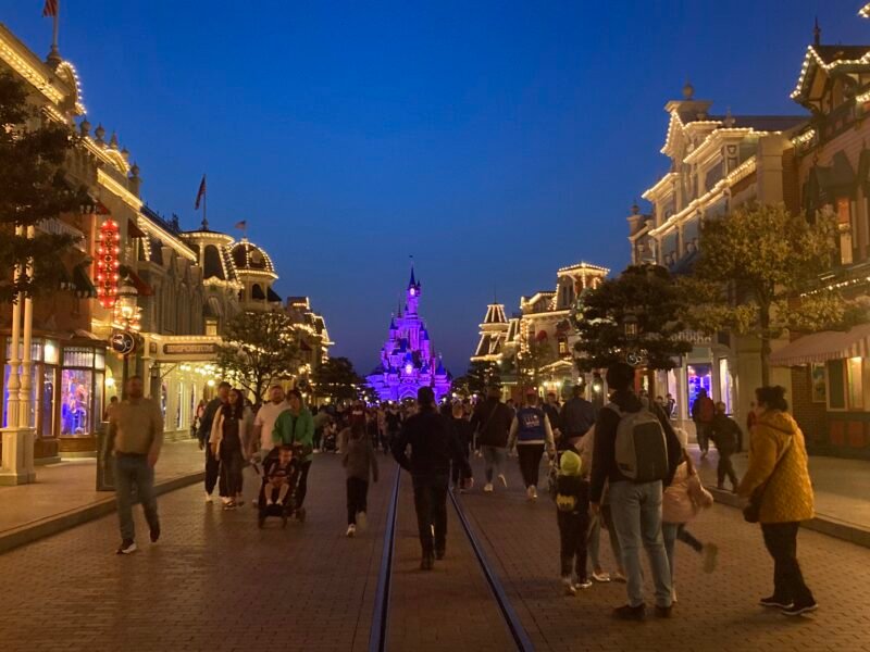 Disneyland Paris après la tombée de la nuit.
Mots-clés : ouverture, horaire