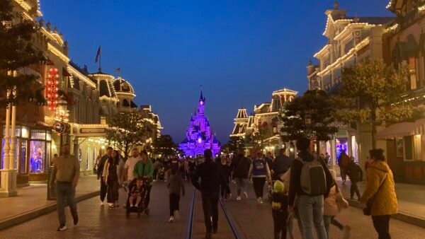Disneyland Paris après la tombée de la nuit.
Mots-clés : ouverture, horaire