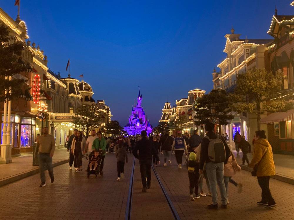 Disneyland Paris après la tombée de la nuit.
Mots-clés : ouverture, horaire