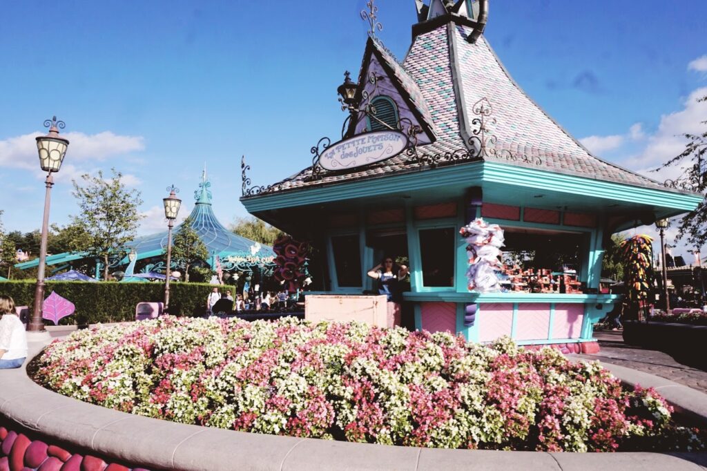 Plongez dans les merveilles de La petite maison des jouets. Disneyland Paris est la destination ultime pour une expérience enchantée et magique. 