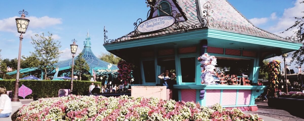 Disneyland Paris est la destination ultime pour une expérience enchantée et magique. Plongez dans les merveilles de L'Univers Magique des Jeux et Jouets et explorez le captivant La