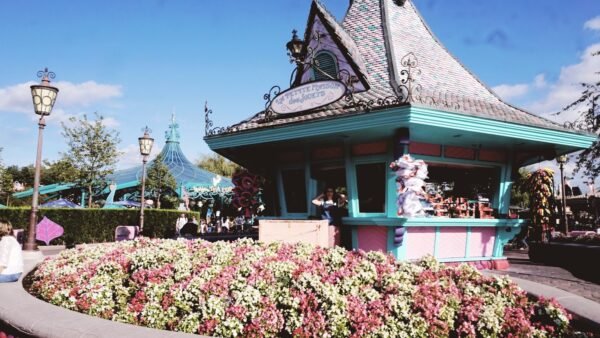 Disneyland Paris est la destination ultime pour une expérience enchantée et magique. Plongez dans les merveilles de L'Univers Magique des Jeux et Jouets et explorez le captivant La