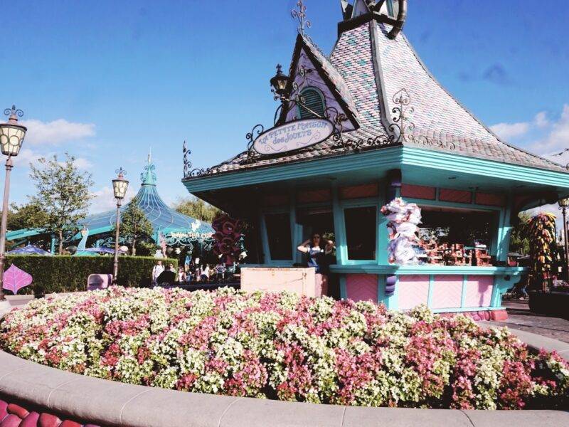 Disneyland Paris est la destination ultime pour une expérience enchantée et magique. Plongez dans les merveilles de L'Univers Magique des Jeux et Jouets et explorez le captivant La