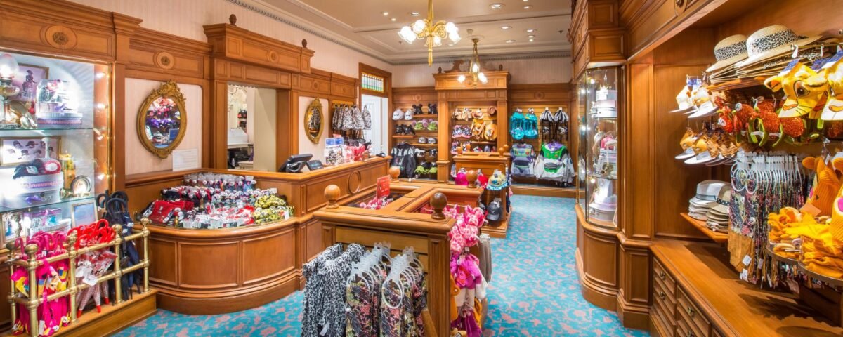 Explorez la magie de Walt Disney World de Disney en visitant la boutique de chapeaux Ribbons and Bows.