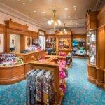 Explorez la magie de Walt Disney World de Disney en visitant la boutique de chapeaux Ribbons and Bows.