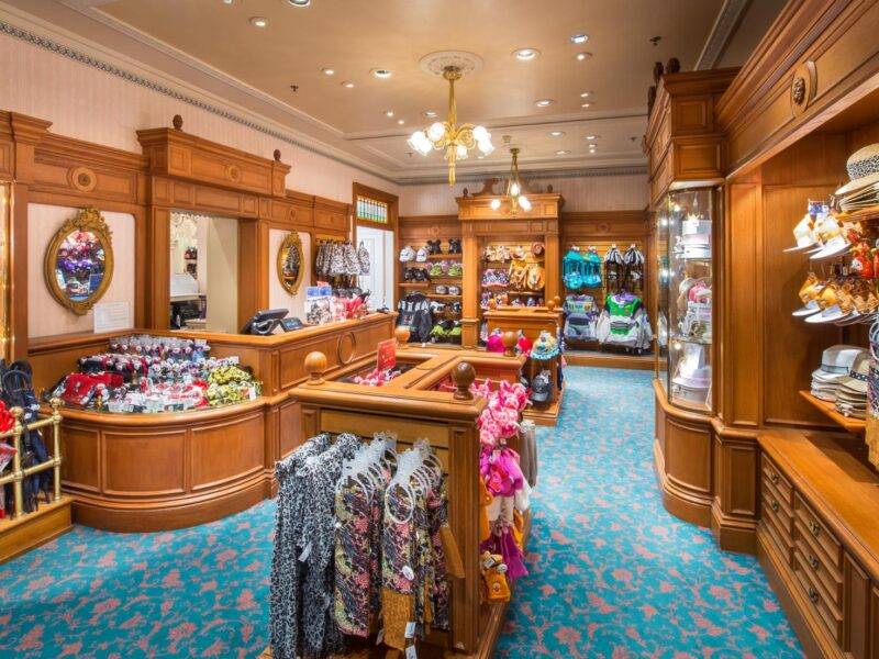 Explorez la magie de Walt Disney World de Disney en visitant la boutique de chapeaux Ribbons and Bows.