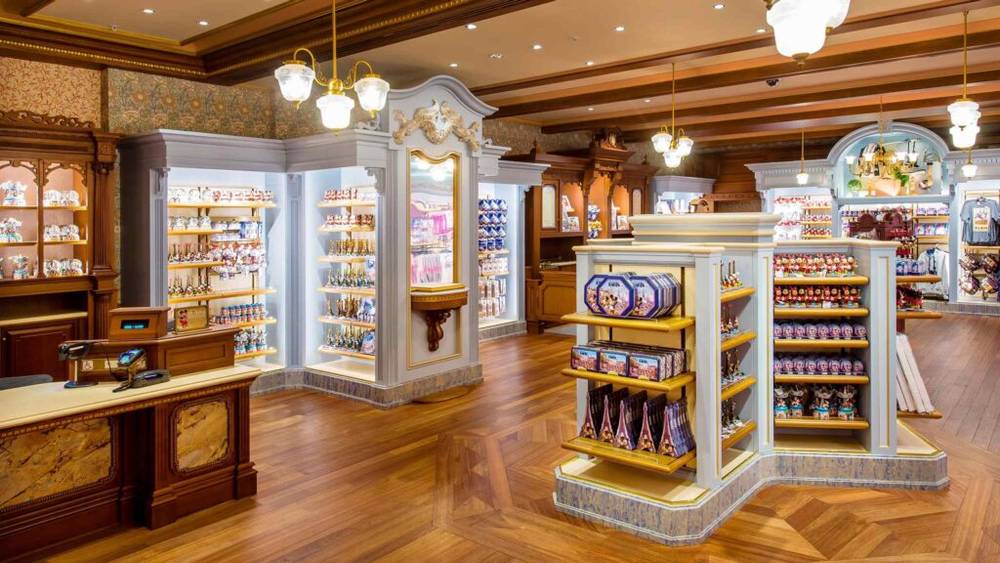 Flora's Unique Boutique propose des produits Disney exclusifs, notamment des articles de New Century Notions.