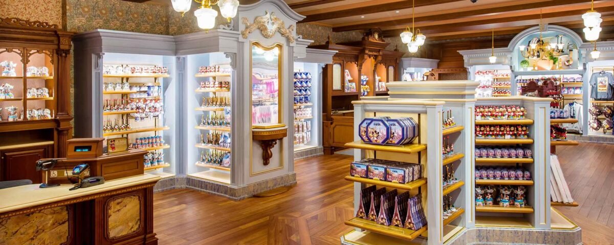 Flora's Unique Boutique propose des produits Disney exclusifs, notamment des articles de New Century Notions.