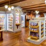 Flora's Unique Boutique propose des produits Disney exclusifs, notamment des articles de New Century Notions.