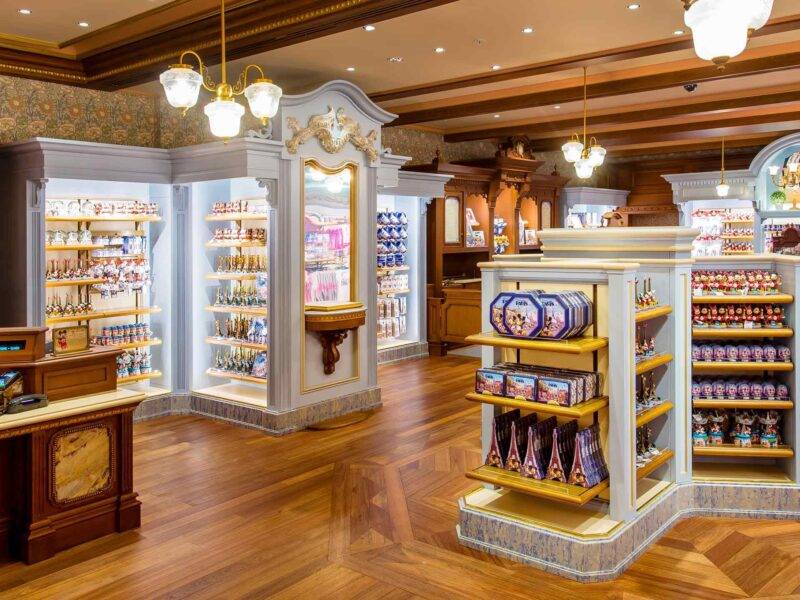 Flora's Unique Boutique propose des produits Disney exclusifs, notamment des articles de New Century Notions.