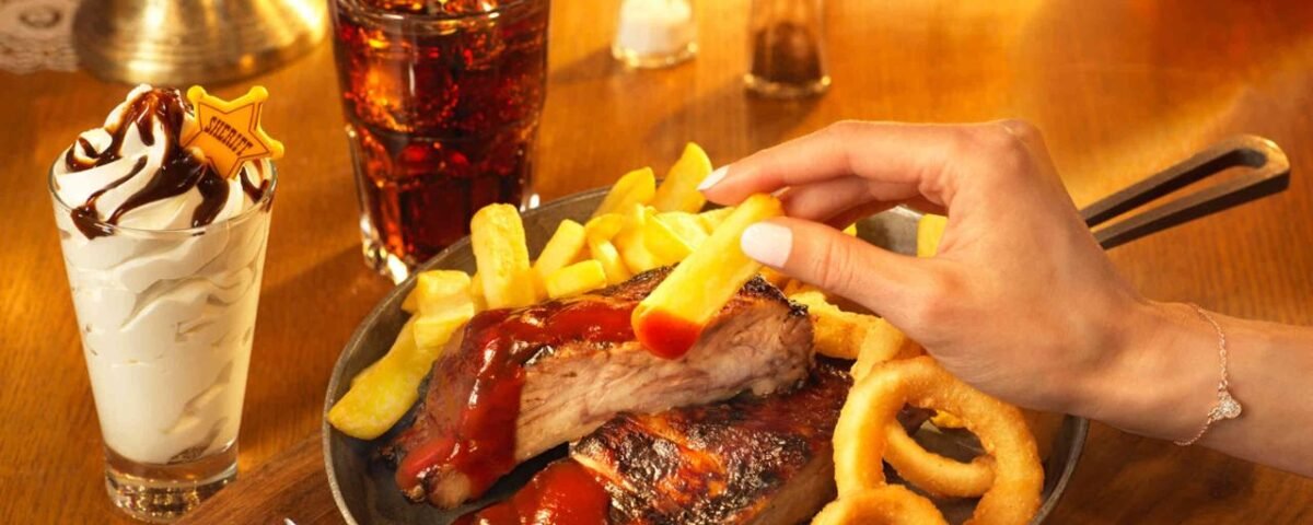 Une assiette de nourriture avec des frites trempées à la main à Disneyland Paris.