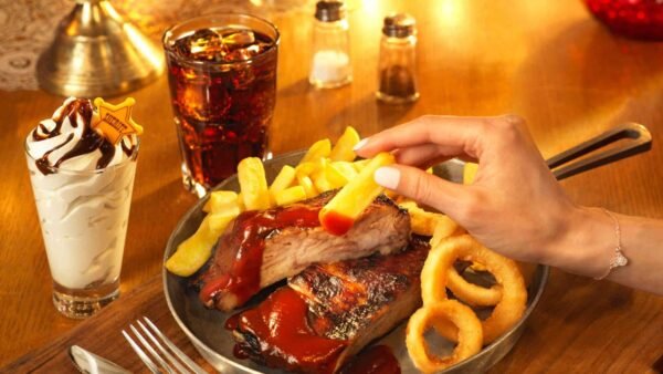 Une assiette de nourriture avec des frites trempées à la main à Disneyland Paris.