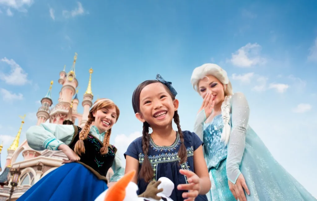 Découvrez l'enchantement de Disneyland Paris en voyageant dans le monde magique de Frozen. Rencontrez des personnages comme Elsa et Anna et capturez des moments inoubliables au Princess Pavillon avec nos photographies professionnelles. Plan