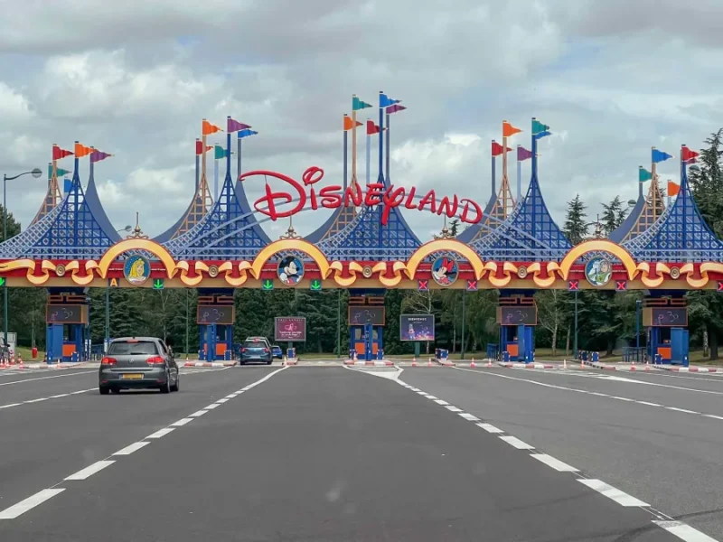 Horaires et informations sur le stationnement de Disneyland Paris.