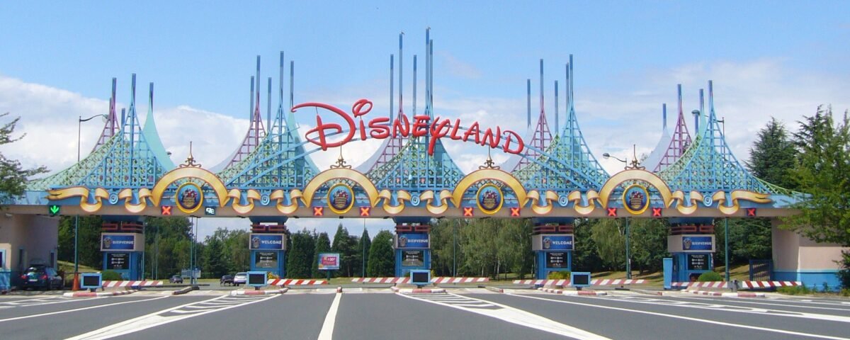 Le ciel est bleu à Disneyland Paris.