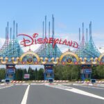Le ciel est bleu à Disneyland Paris.