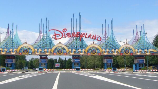 Le ciel est bleu à Disneyland Paris.