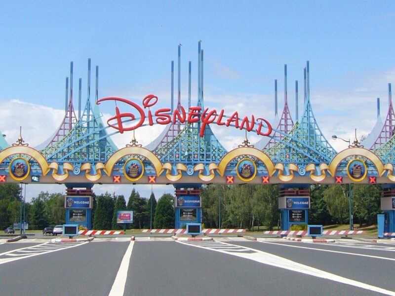 Le ciel est bleu à Disneyland Paris.