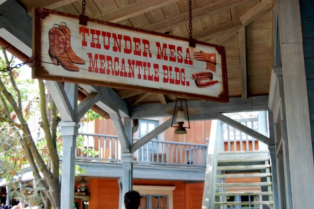 Un panneau Thunder Mesa Mercantile Building accroché à un bâtiment de Disneyland Paris.