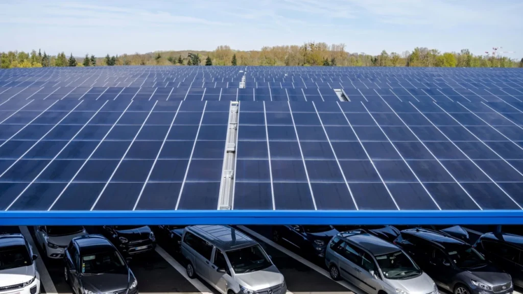 Panneaux solaires sur le toit d'un parking à Disneyland Paris.