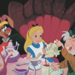 Illustration d'Alice de "Alice au Pays des Merveilles" lors d'un goûter fantaisiste avec le Lièvre de Mars et le Chapelier Fou, entourés de théières et de tasses colorées.