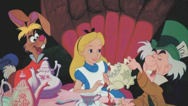 Illustration d'Alice de "Alice au Pays des Merveilles" lors d'un goûter fantaisiste avec le Lièvre de Mars et le Chapelier Fou, entourés de théières et de tasses colorées.