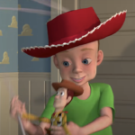 Un jeune garçon au sourire éclatant, coiffé d'un grand chapeau de cowboy rouge et d'un t-shirt vert, tenant joyeusement un jouet Woody du film Toy Story de Pixar dans une pièce au papier peint à motifs de nuages.
