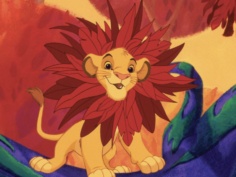 Illustration d'un jeune lion joyeux avec une grande crinière rouge vif assis dans un environnement de jungle colorée, évoquant la chanson de Disney "Je voudrais déjà être roi.