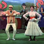 Une scène vibrante de "Mary Poppins", mettant en vedette un homme et une femme dansant joyeusement dans des costumes colorés, entourés de personnages fantaisistes et d'un décor Supercalifragilisticexpialidocious.