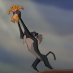 Une scène de "Le Roi Lion" montrant Rafiki tenant Simba en l'air sur Pride Rock sous un ciel dramatique.