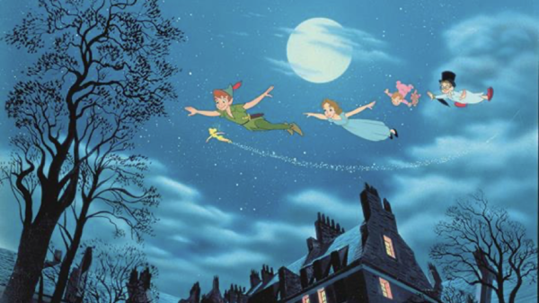 Illustration de "Peter Pan" montrant Peter, Wendy et Michael volant dans le ciel nocturne au-dessus de Londres, avec la lune illuminant leur chemin au-dessus du paysage urbain alors qu'ils "tu t'env
