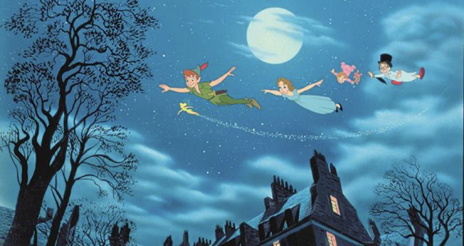 Illustration de "Peter Pan" montrant Peter, Wendy et Michael volant dans le ciel nocturne au-dessus de Londres, avec la lune illuminant leur chemin au-dessus du paysage urbain alors qu'ils "tu t'env