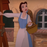 Personnage animé Belle de "La Belle et la Bête" en robe bleue tenant un panier, debout près d'une porte en bois, avec une expression surprise.