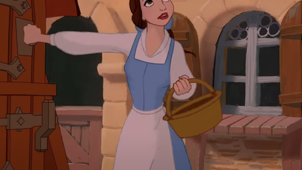Personnage animé Belle de "La Belle et la Bête" en robe bleue tenant un panier, debout près d'une porte en bois, avec une expression surprise.