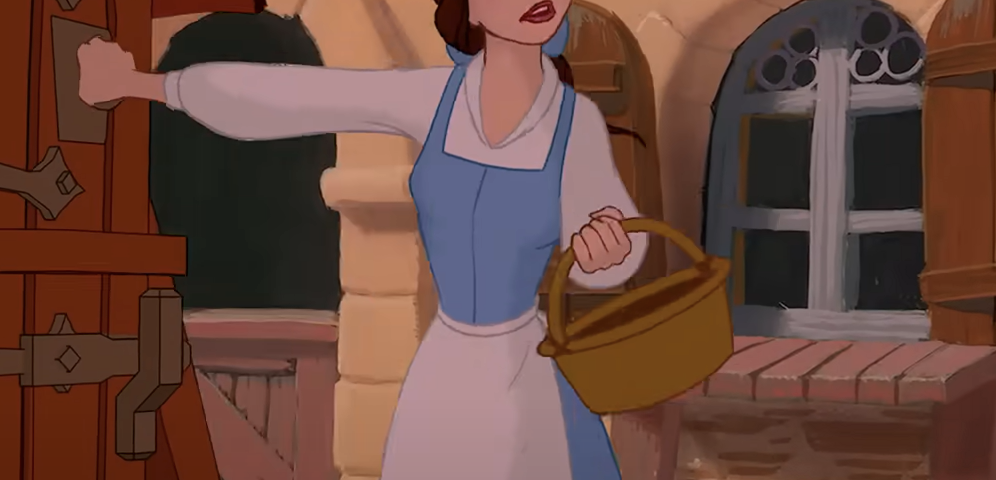 Personnage animé Belle de "La Belle et la Bête" en robe bleue tenant un panier, debout près d'une porte en bois, avec une expression surprise.