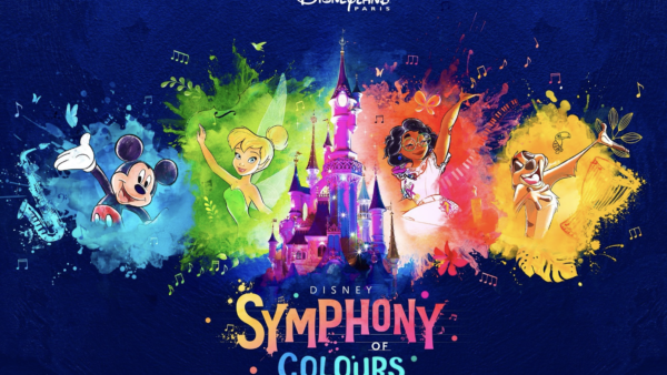 Affiche artistique aux touches colorées et vibrantes représentant Disneyland Paris, avec des illustrations de Mickey Mouse, la Fée Clochette, une princesse et un château, intitulée "Symphonie des couleurs.