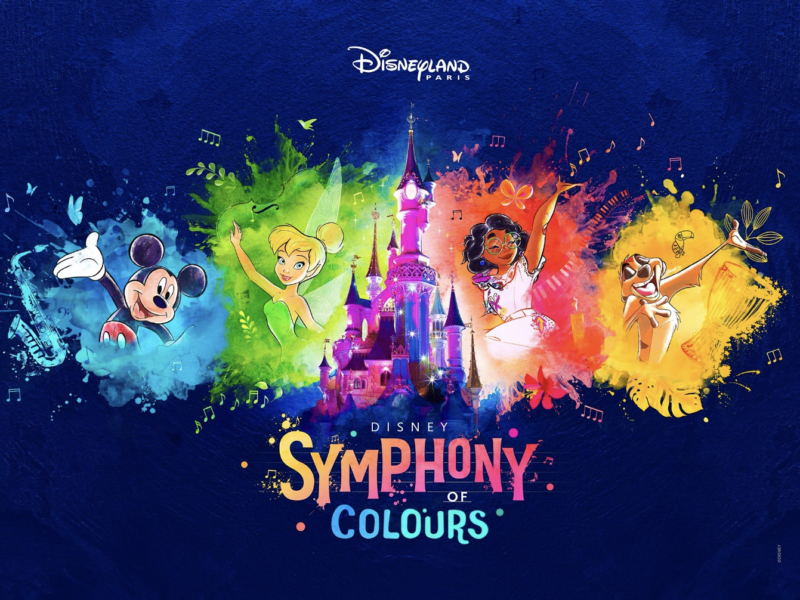 Affiche artistique aux touches colorées et vibrantes représentant Disneyland Paris, avec des illustrations de Mickey Mouse, la Fée Clochette, une princesse et un château, intitulée "Symphonie des couleurs.