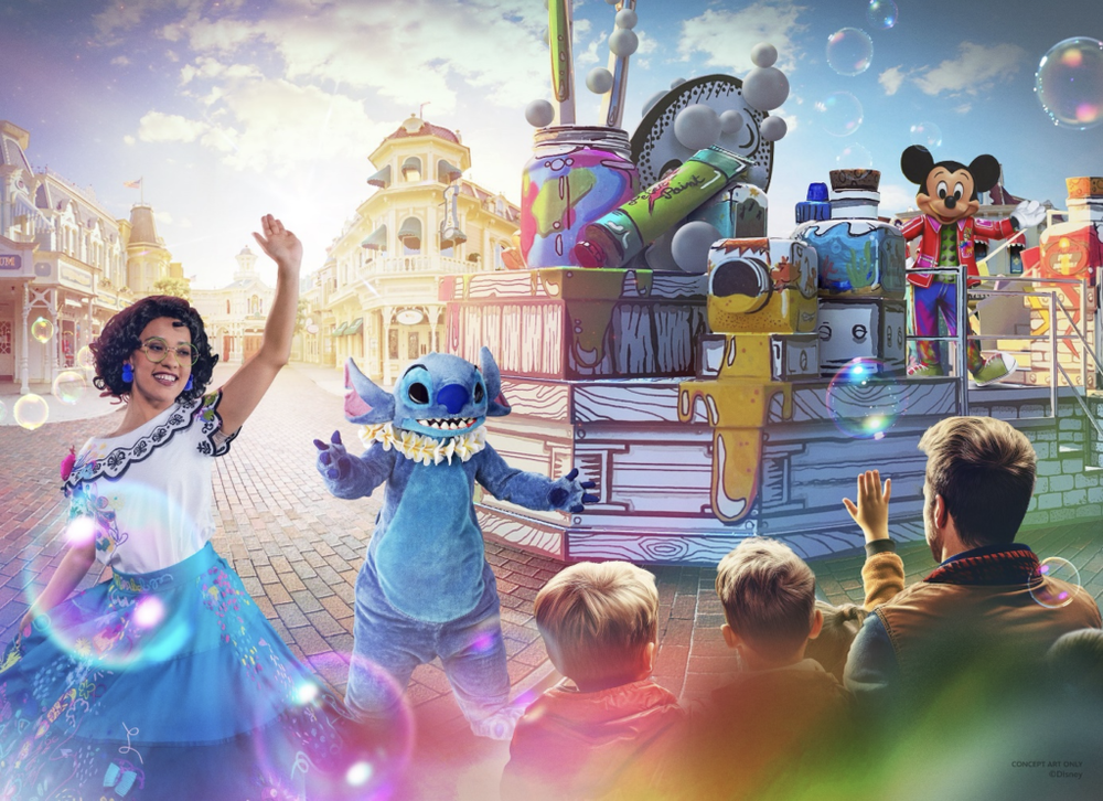 Un groupe de personnes se tient devant un char avec des personnages de Disneyland Paris, entourés de couleurs vibrantes en haute saison.