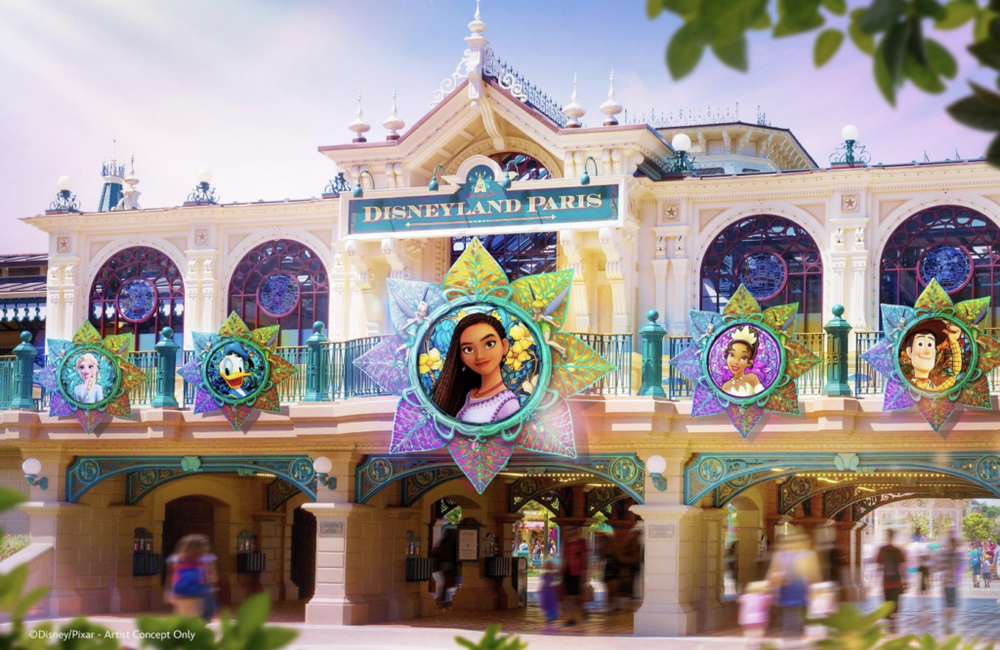 L'entrée vibrante du Disneyland Hotel, remplie de couleurs enchanteresses et incarnant la magie de Disneyland Paris pendant la haute saison.