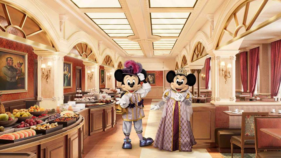Mickey Mouse et Minnie Mouse savourent un repas vibrant dans un restaurant de Disneyland Paris au cours d'une année remplie de festivités pleines d'énergie.