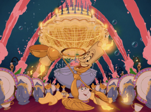 Illustration de "La Belle et la Bête" avec Lumière menant un grand numéro musical, mettant en scène divers objets enchantés, tels que des assiettes et des couverts, dansant autour d'un grand escalier aux couleurs colorées.