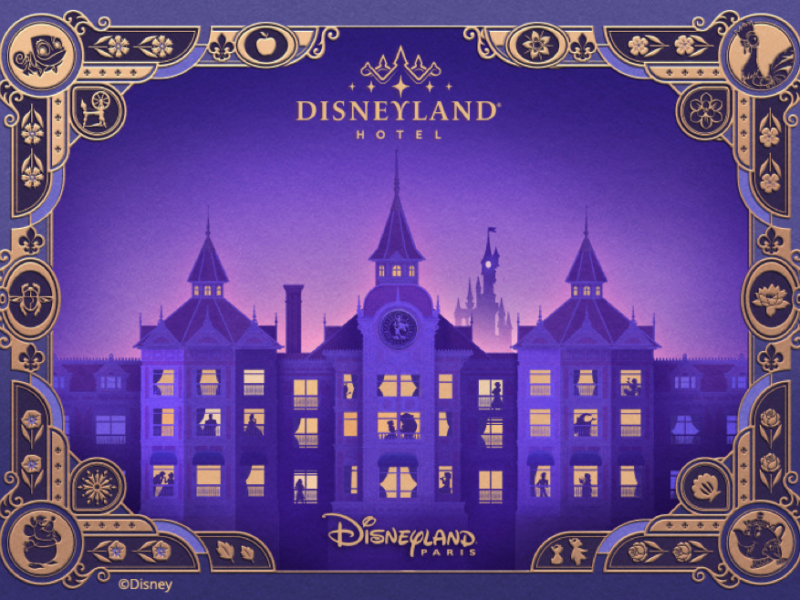 Illustration de l'hôtel Disneyland Paris présentant une conception architecturale classique et ornée avec des cadres dorés décoratifs et des silhouettes de personnages Disney, sur un fond bleu profond.